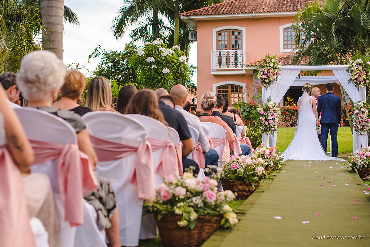lindo casamento ao ar livre realizado no sitio aldeia do coco em cariacica por fotógrafos de casamento de vila velha fotógrafos de casamento de vitória fotógrafos de casamento de serra espirito santo ES com noivo noiva vestido de noiva e por do sol