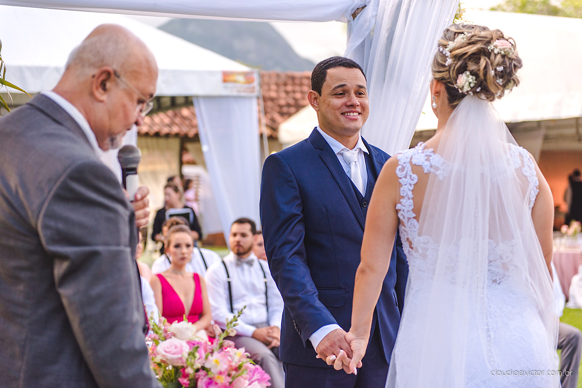 lindo casamento ao ar livre realizado no sitio aldeia do coco em cariacica por fotógrafos de casamento de vila velha fotógrafos de casamento de vitória fotógrafos de casamento de serra espirito santo ES com noivo noiva vestido de noiva e por do sol