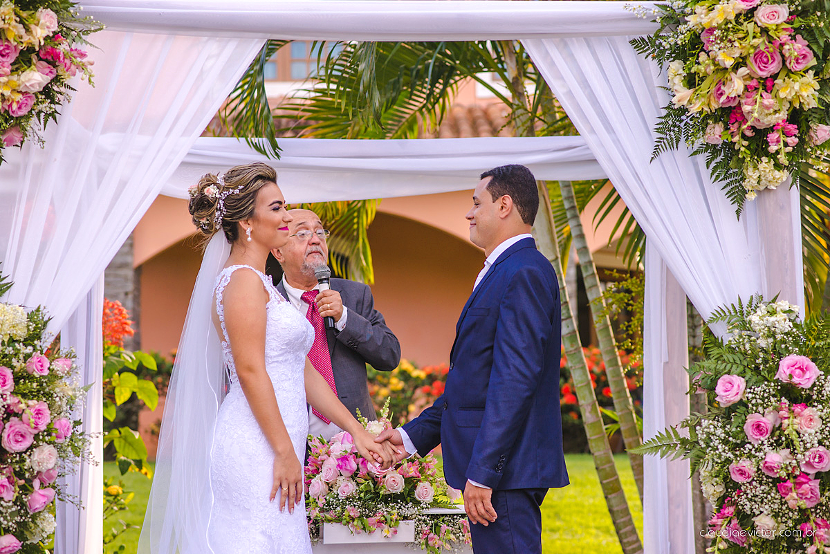 lindo casamento ao ar livre realizado no sitio aldeia do coco em cariacica por fotógrafos de casamento de vila velha fotógrafos de casamento de vitória fotógrafos de casamento de serra espirito santo ES com noivo noiva vestido de noiva e por do sol