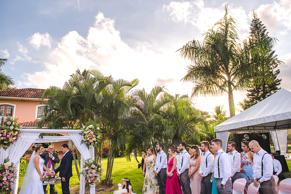 lindo casamento ao ar livre realizado no sitio aldeia do coco em cariacica por fotógrafos de casamento de vila velha fotógrafos de casamento de vitória fotógrafos de casamento de serra espirito santo ES com noivo noiva vestido de noiva e por do sol