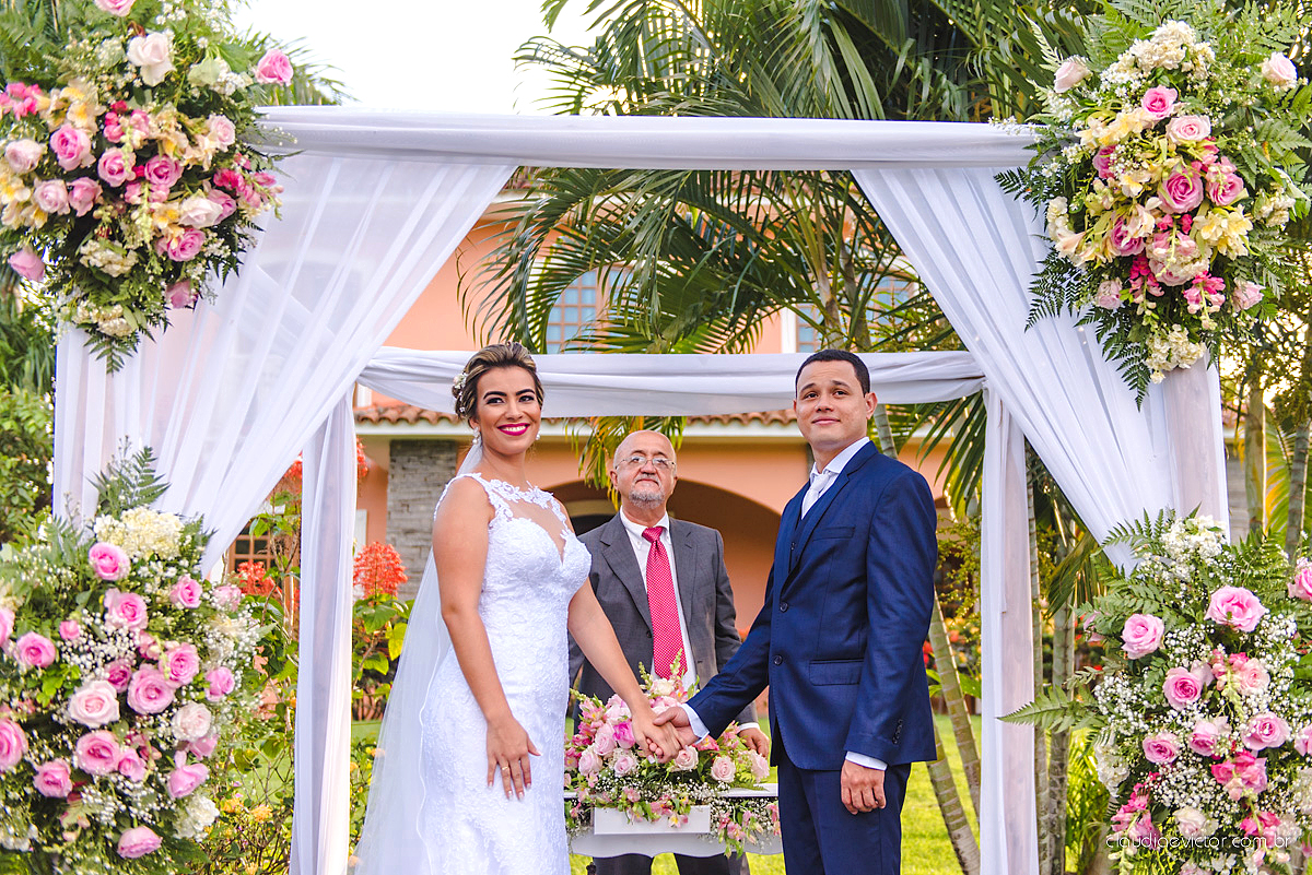 lindo casamento ao ar livre realizado no sitio aldeia do coco em cariacica por fotógrafos de casamento de vila velha fotógrafos de casamento de vitória fotógrafos de casamento de serra espirito santo ES com noivo noiva vestido de noiva e por do sol