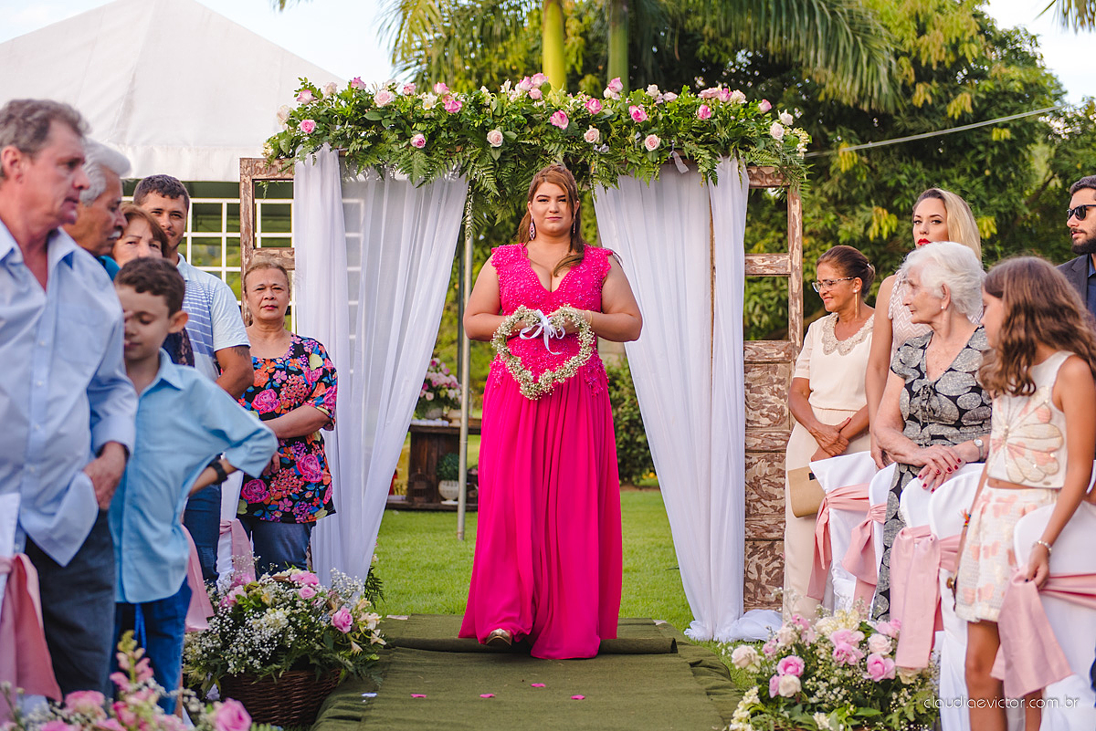 lindo casamento ao ar livre realizado no sitio aldeia do coco em cariacica por fotógrafos de casamento de vila velha fotógrafos de casamento de vitória fotógrafos de casamento de serra espirito santo ES com noivo noiva vestido de noiva e por do sol