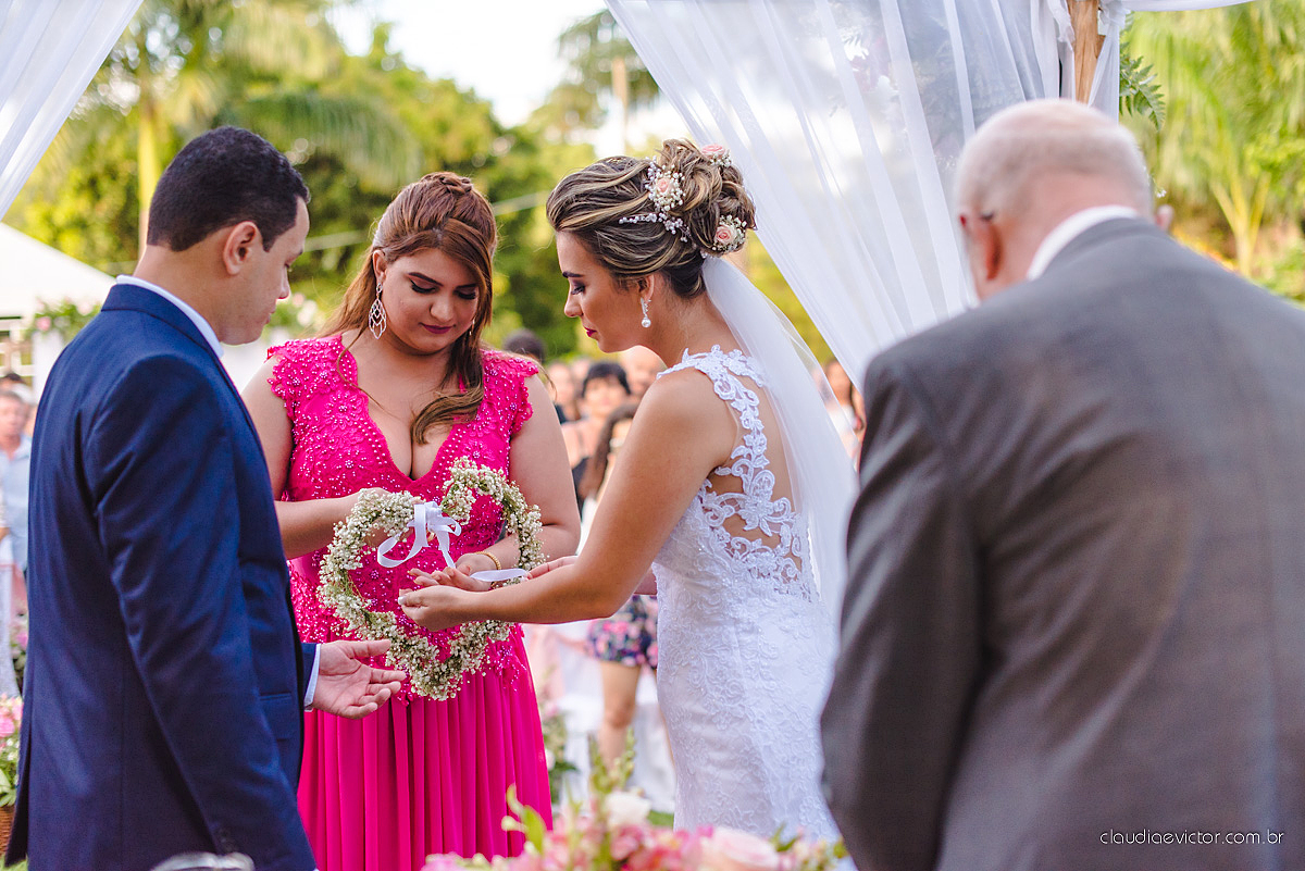lindo casamento ao ar livre realizado no sitio aldeia do coco em cariacica por fotógrafos de casamento de vila velha fotógrafos de casamento de vitória fotógrafos de casamento de serra espirito santo ES com noivo noiva vestido de noiva e por do sol