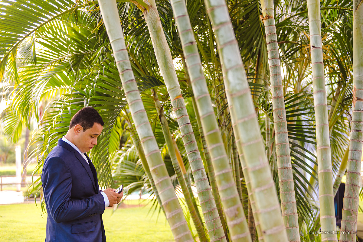 lindo casamento ao ar livre realizado no sitio aldeia do coco em cariacica por fotógrafos de casamento de vila velha fotógrafos de casamento de vitória fotógrafos de casamento de serra espirito santo ES com noivo noiva vestido de noiva e por do sol