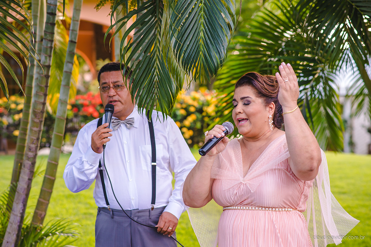 lindo casamento ao ar livre realizado no sitio aldeia do coco em cariacica por fotógrafos de casamento de vila velha fotógrafos de casamento de vitória fotógrafos de casamento de serra espirito santo ES com noivo noiva vestido de noiva e por do sol