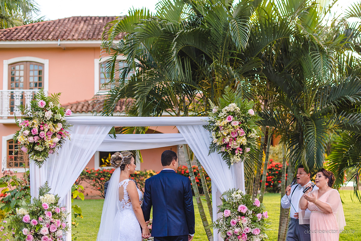 lindo casamento ao ar livre realizado no sitio aldeia do coco em cariacica por fotógrafos de casamento de vila velha fotógrafos de casamento de vitória fotógrafos de casamento de serra espirito santo ES com noivo noiva vestido de noiva e por do sol