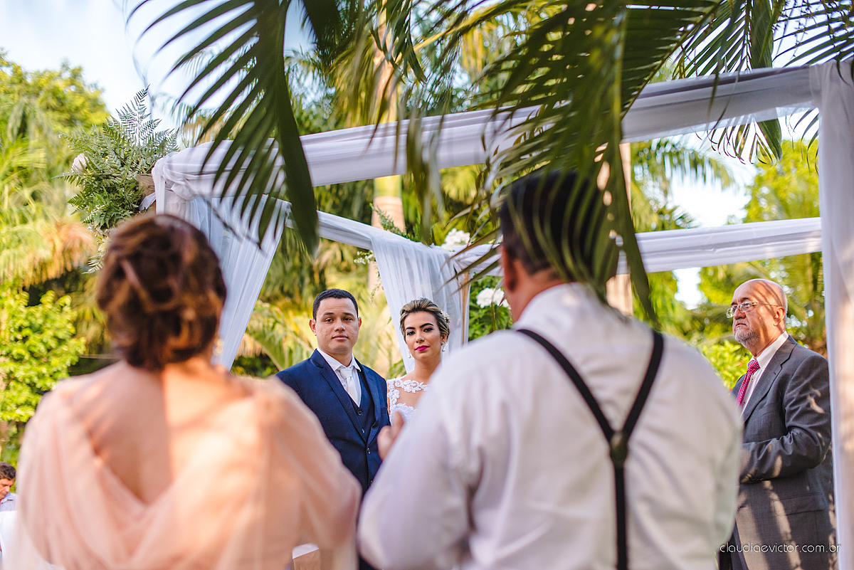 lindo casamento ao ar livre realizado no sitio aldeia do coco em cariacica por fotógrafos de casamento de vila velha fotógrafos de casamento de vitória fotógrafos de casamento de serra espirito santo ES com noivo noiva vestido de noiva e por do sol