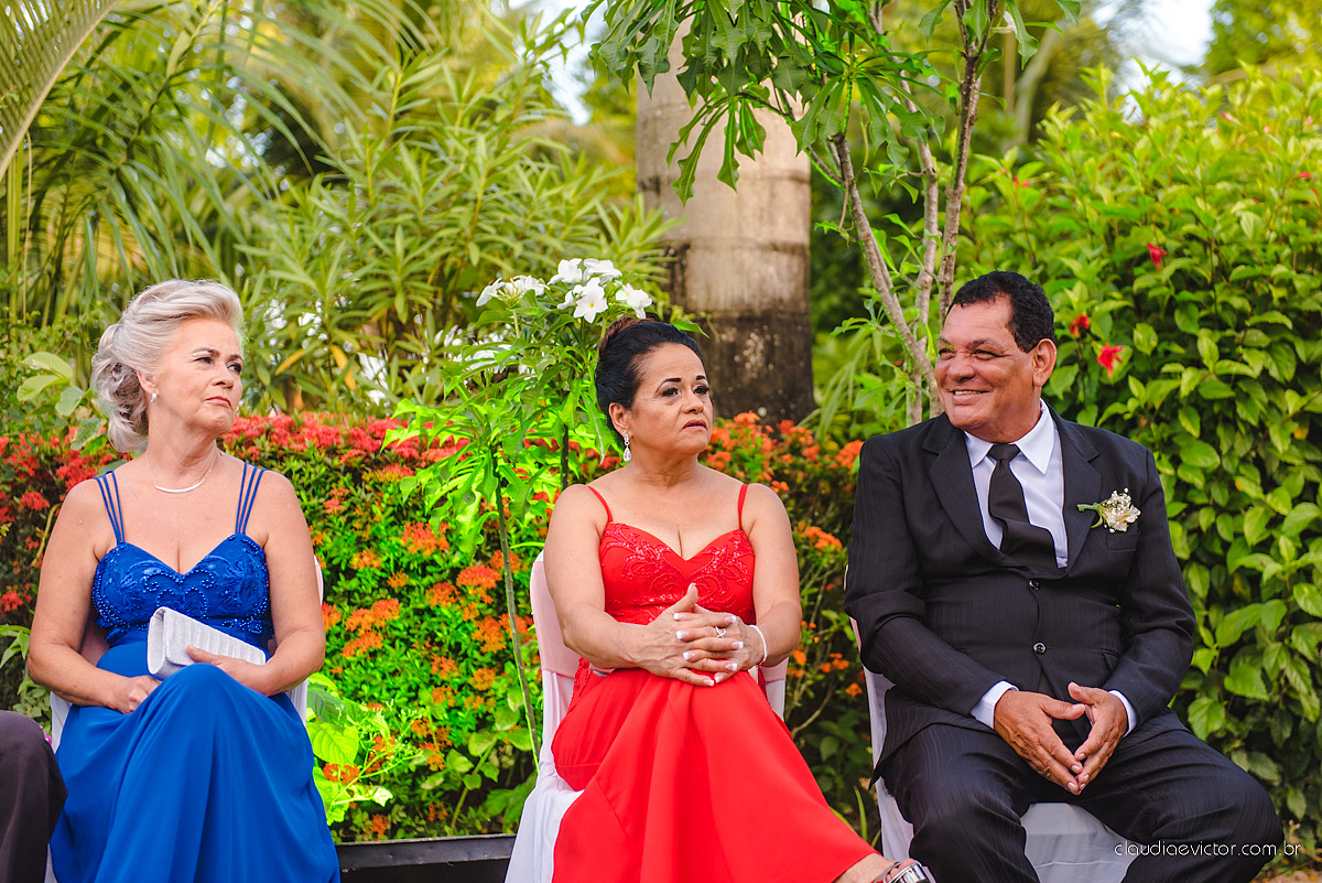 lindo casamento ao ar livre realizado no sitio aldeia do coco em cariacica por fotógrafos de casamento de vila velha fotógrafos de casamento de vitória fotógrafos de casamento de serra espirito santo ES com noivo noiva vestido de noiva e por do sol