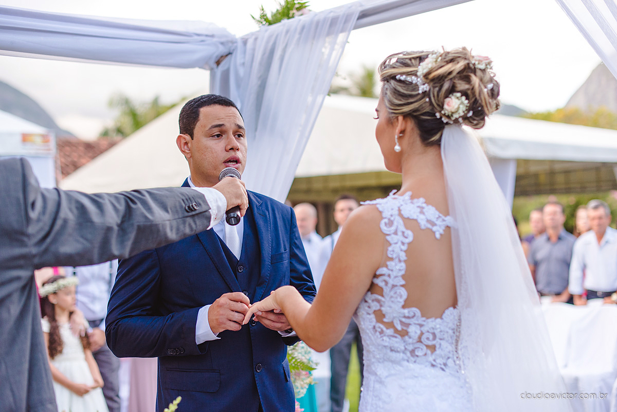 lindo casamento ao ar livre realizado no sitio aldeia do coco em cariacica por fotógrafos de casamento de vila velha fotógrafos de casamento de vitória fotógrafos de casamento de serra espirito santo ES com noivo noiva vestido de noiva e por do sol