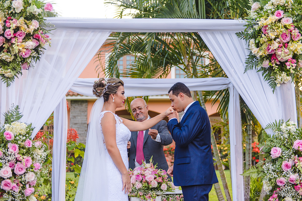 lindo casamento ao ar livre realizado no sitio aldeia do coco em cariacica por fotógrafos de casamento de vila velha fotógrafos de casamento de vitória fotógrafos de casamento de serra espirito santo ES com noivo noiva vestido de noiva e por do sol