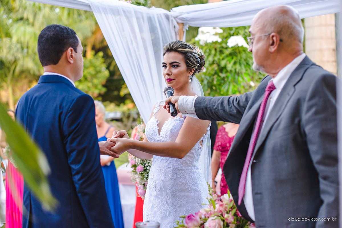 lindo casamento ao ar livre realizado no sitio aldeia do coco em cariacica por fotógrafos de casamento de vila velha fotógrafos de casamento de vitória fotógrafos de casamento de serra espirito santo ES com noivo noiva vestido de noiva e por do sol
