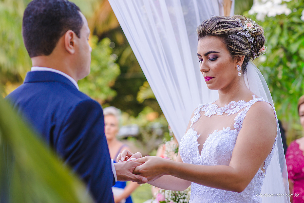 lindo casamento ao ar livre realizado no sitio aldeia do coco em cariacica por fotógrafos de casamento de vila velha fotógrafos de casamento de vitória fotógrafos de casamento de serra espirito santo ES com noivo noiva vestido de noiva e por do sol