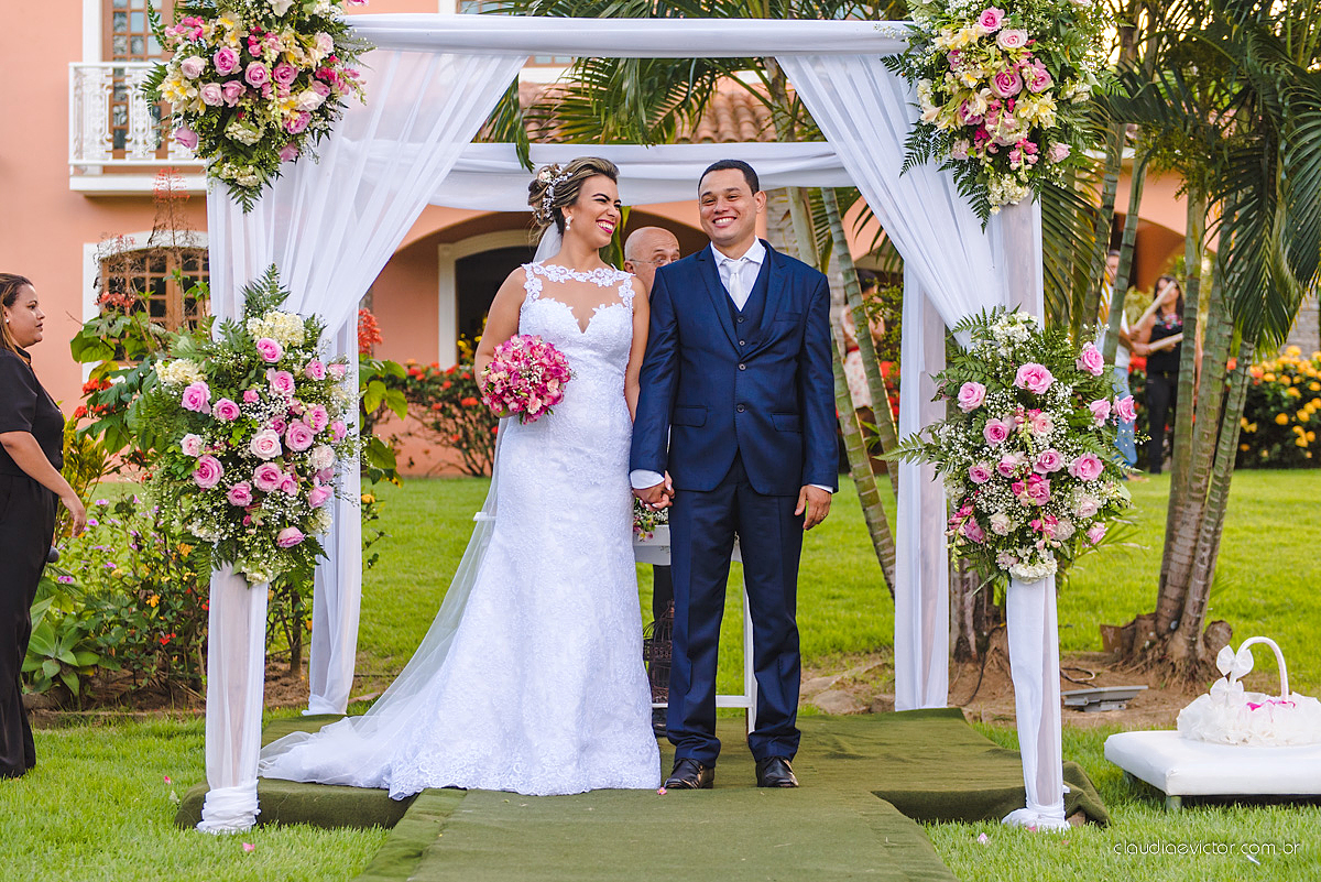 lindo casamento ao ar livre realizado no sitio aldeia do coco em cariacica por fotógrafos de casamento de vila velha fotógrafos de casamento de vitória fotógrafos de casamento de serra espirito santo ES com noivo noiva vestido de noiva e por do sol