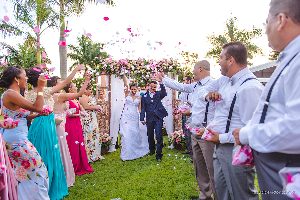 lindo casamento ao ar livre realizado no sitio aldeia do coco em cariacica por fotógrafos de casamento de vila velha fotógrafos de casamento de vitória fotógrafos de casamento de serra espirito santo ES com noivo noiva vestido de noiva e por do sol