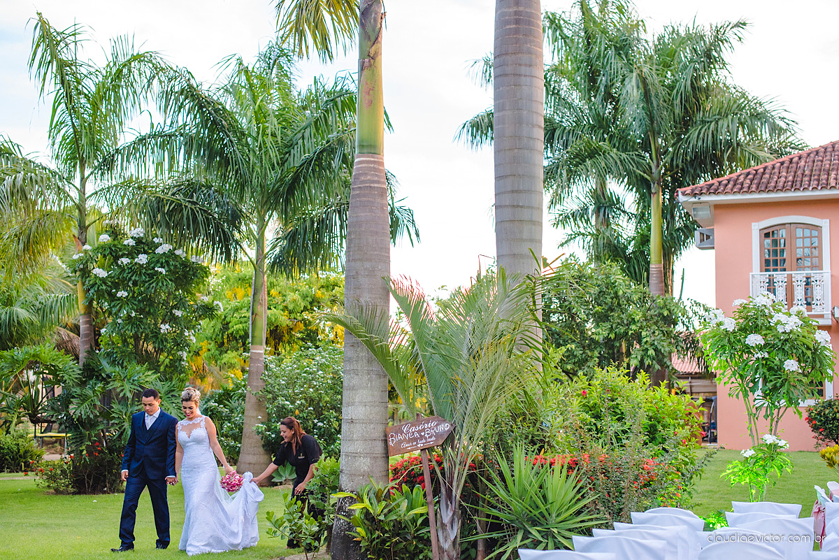 lindo casamento ao ar livre realizado no sitio aldeia do coco em cariacica por fotógrafos de casamento de vila velha fotógrafos de casamento de vitória fotógrafos de casamento de serra espirito santo ES com noivo noiva vestido de noiva e por do sol