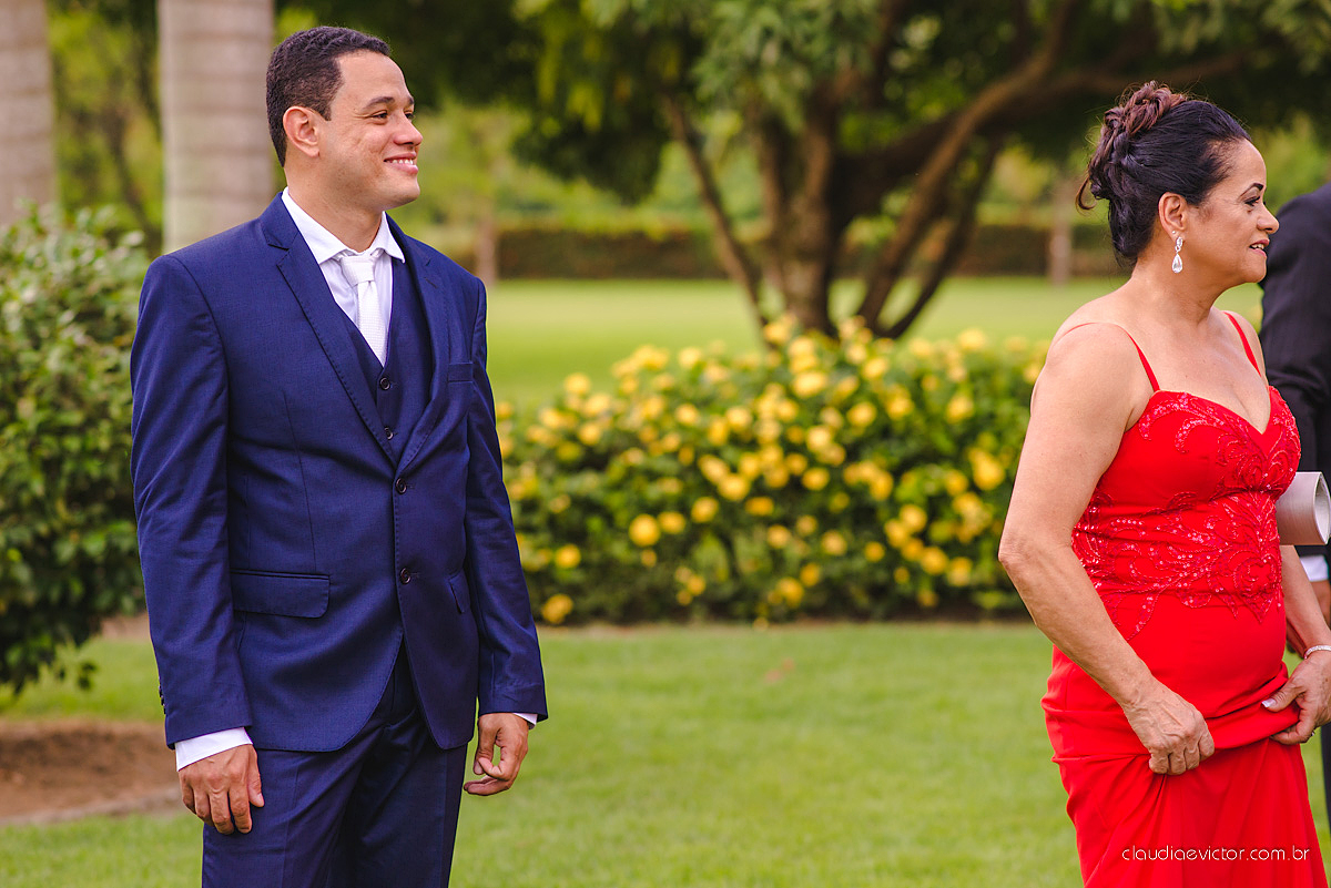 lindo casamento ao ar livre realizado no sitio aldeia do coco em cariacica por fotógrafos de casamento de vila velha fotógrafos de casamento de vitória fotógrafos de casamento de serra espirito santo ES com noivo noiva vestido de noiva e por do sol