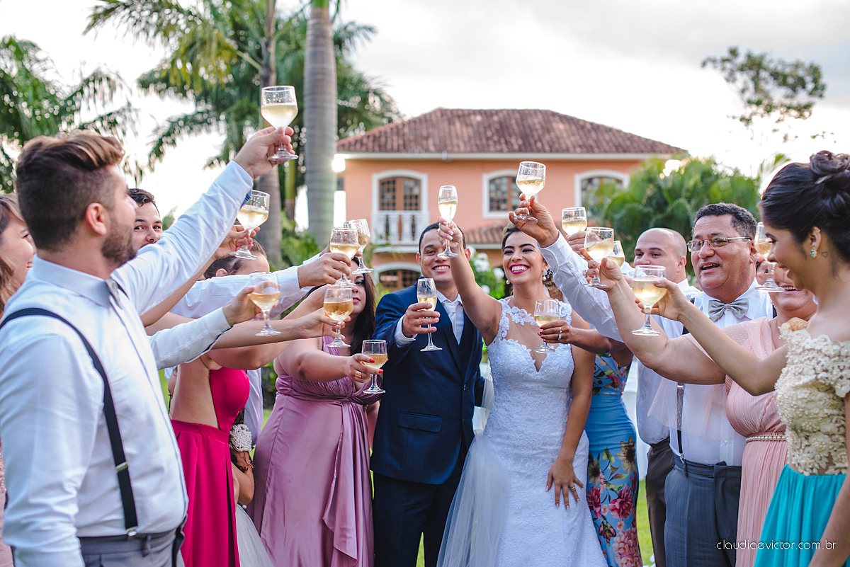 lindo casamento ao ar livre realizado no sitio aldeia do coco em cariacica por fotógrafos de casamento de vila velha fotógrafos de casamento de vitória fotógrafos de casamento de serra espirito santo ES com noivo noiva vestido de noiva e por do sol
