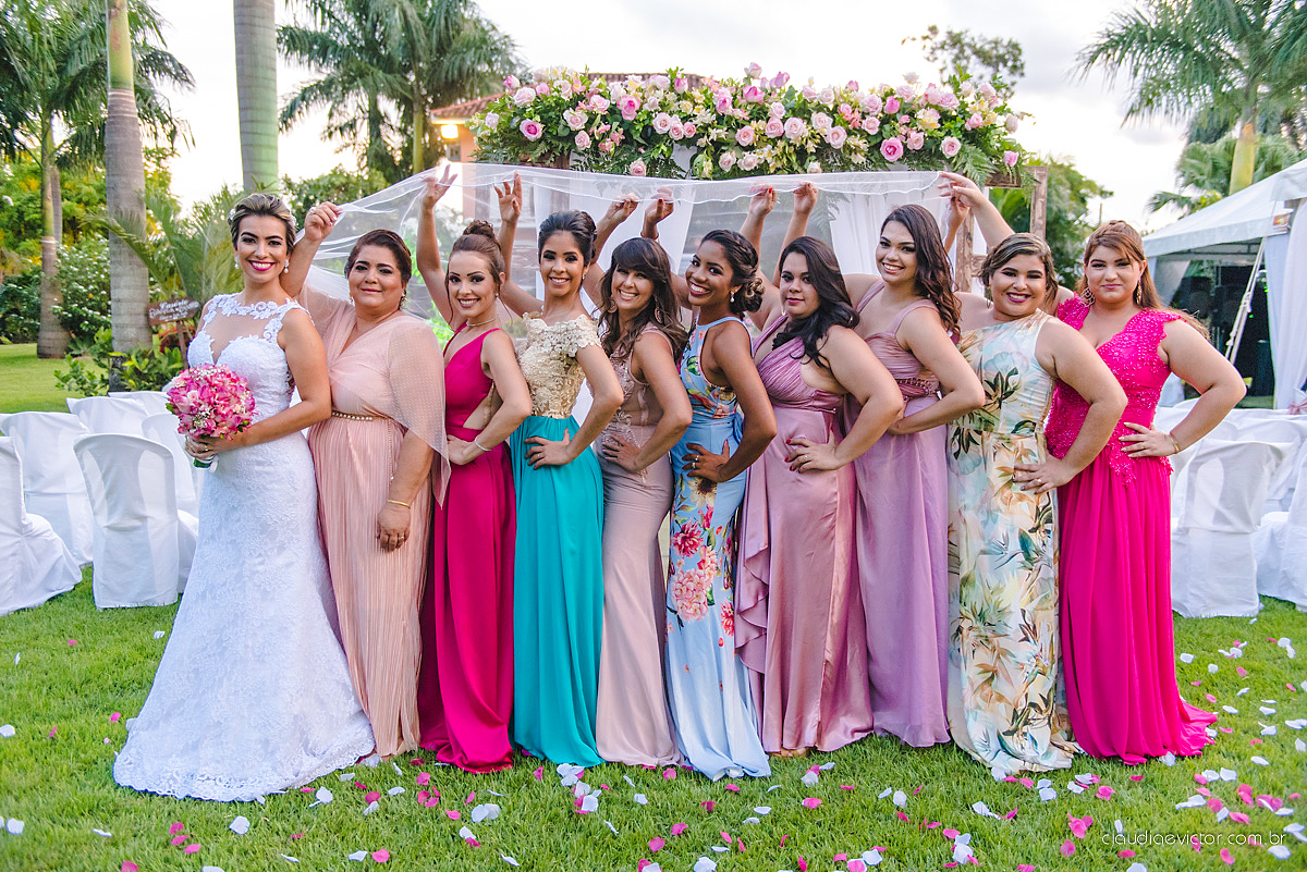 lindo casamento ao ar livre realizado no sitio aldeia do coco em cariacica por fotógrafos de casamento de vila velha fotógrafos de casamento de vitória fotógrafos de casamento de serra espirito santo ES com noivo noiva vestido de noiva e por do sol