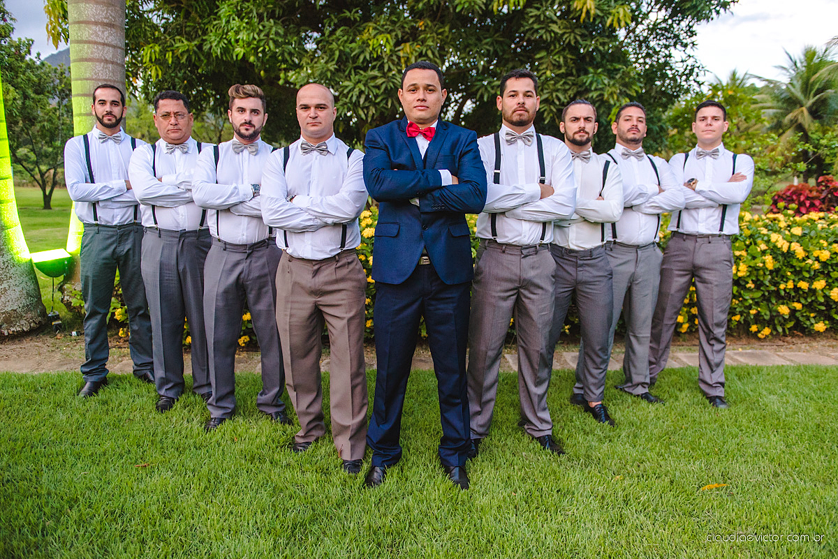 lindo casamento ao ar livre realizado no sitio aldeia do coco em cariacica por fotógrafos de casamento de vila velha fotógrafos de casamento de vitória fotógrafos de casamento de serra espirito santo ES com noivo noiva vestido de noiva e por do sol