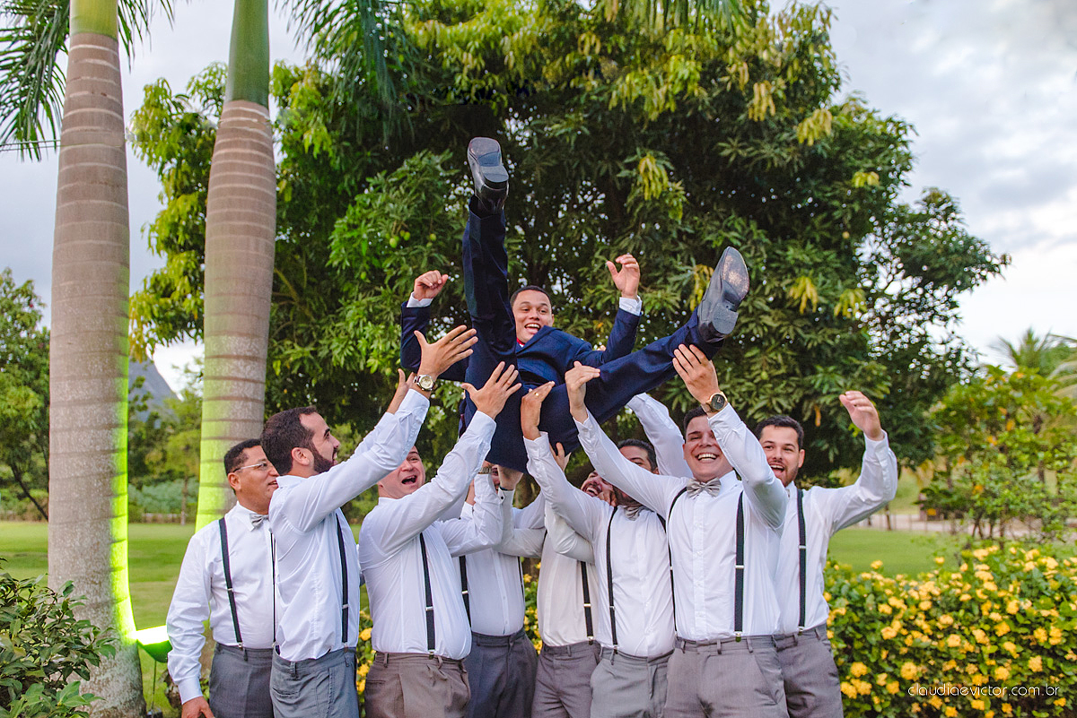 lindo casamento ao ar livre realizado no sitio aldeia do coco em cariacica por fotógrafos de casamento de vila velha fotógrafos de casamento de vitória fotógrafos de casamento de serra espirito santo ES com noivo noiva vestido de noiva e por do sol