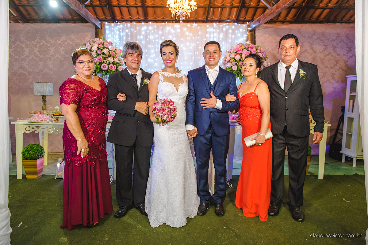 lindo casamento ao ar livre realizado no sitio aldeia do coco em cariacica por fotógrafos de casamento de vila velha fotógrafos de casamento de vitória fotógrafos de casamento de serra espirito santo ES com noivo noiva vestido de noiva e por do sol