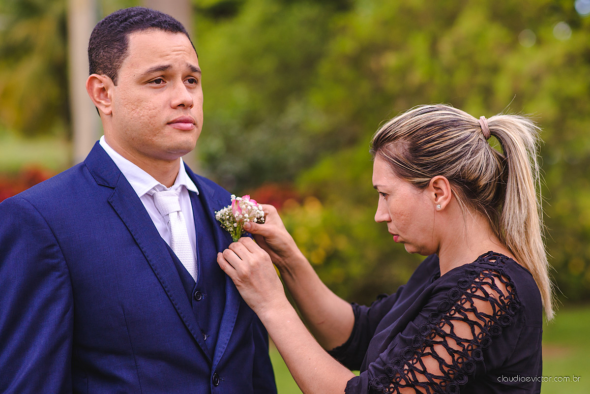 lindo casamento ao ar livre realizado no sitio aldeia do coco em cariacica por fotógrafos de casamento de vila velha fotógrafos de casamento de vitória fotógrafos de casamento de serra espirito santo ES com noivo noiva vestido de noiva e por do sol