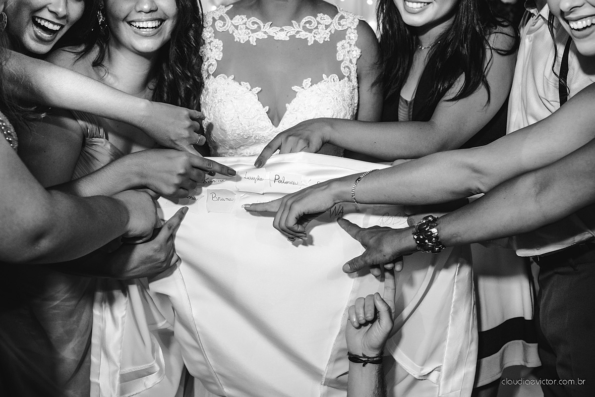 lindo casamento ao ar livre realizado no sitio aldeia do coco em cariacica por fotógrafos de casamento de vila velha fotógrafos de casamento de vitória fotógrafos de casamento de serra espirito santo ES com noivo noiva vestido de noiva e por do sol