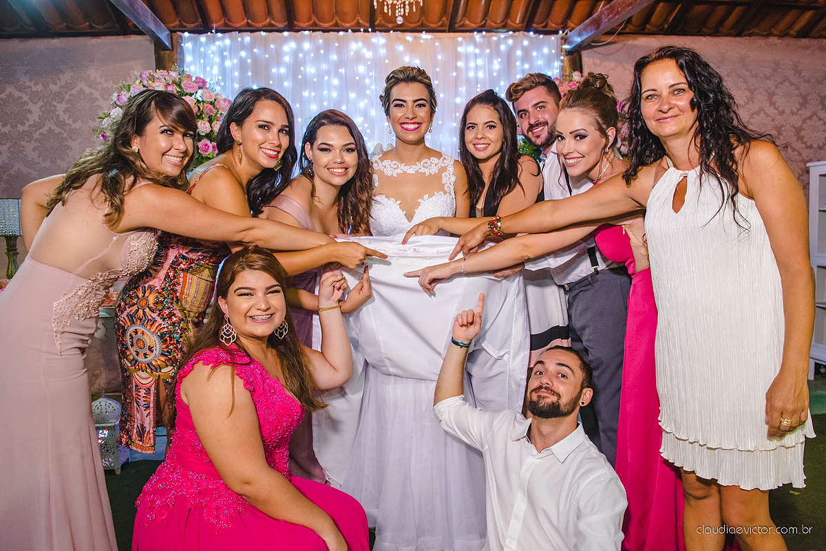 lindo casamento ao ar livre realizado no sitio aldeia do coco em cariacica por fotógrafos de casamento de vila velha fotógrafos de casamento de vitória fotógrafos de casamento de serra espirito santo ES com noivo noiva vestido de noiva e por do sol
