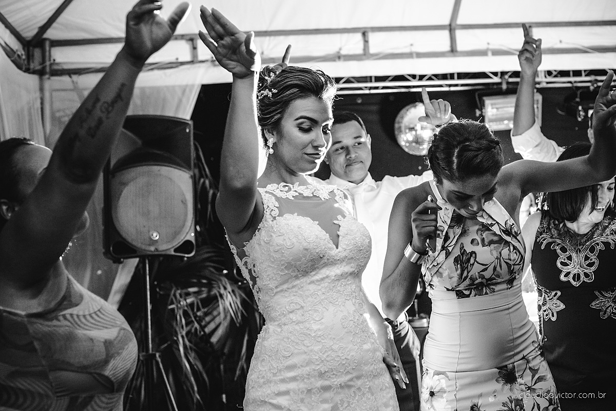 lindo casamento ao ar livre realizado no sitio aldeia do coco em cariacica por fotógrafos de casamento de vila velha fotógrafos de casamento de vitória fotógrafos de casamento de serra espirito santo ES com noivo noiva vestido de noiva e por do sol