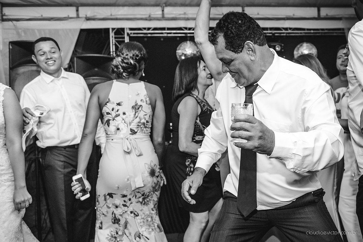 lindo casamento ao ar livre realizado no sitio aldeia do coco em cariacica por fotógrafos de casamento de vila velha fotógrafos de casamento de vitória fotógrafos de casamento de serra espirito santo ES com noivo noiva vestido de noiva e por do sol