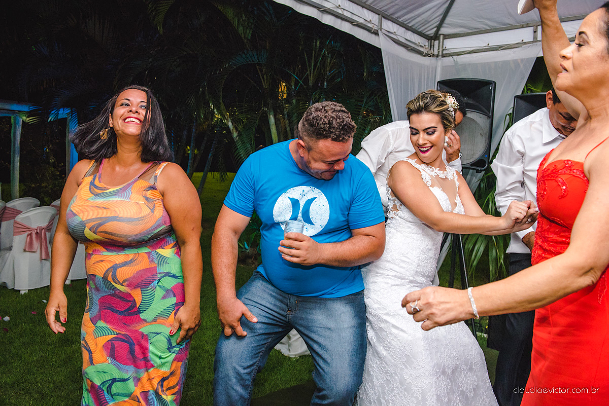 lindo casamento ao ar livre realizado no sitio aldeia do coco em cariacica por fotógrafos de casamento de vila velha fotógrafos de casamento de vitória fotógrafos de casamento de serra espirito santo ES com noivo noiva vestido de noiva e por do sol