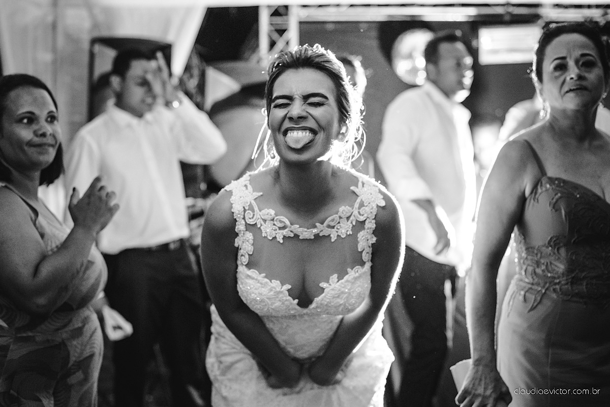 lindo casamento ao ar livre realizado no sitio aldeia do coco em cariacica por fotógrafos de casamento de vila velha fotógrafos de casamento de vitória fotógrafos de casamento de serra espirito santo ES com noivo noiva vestido de noiva e por do sol