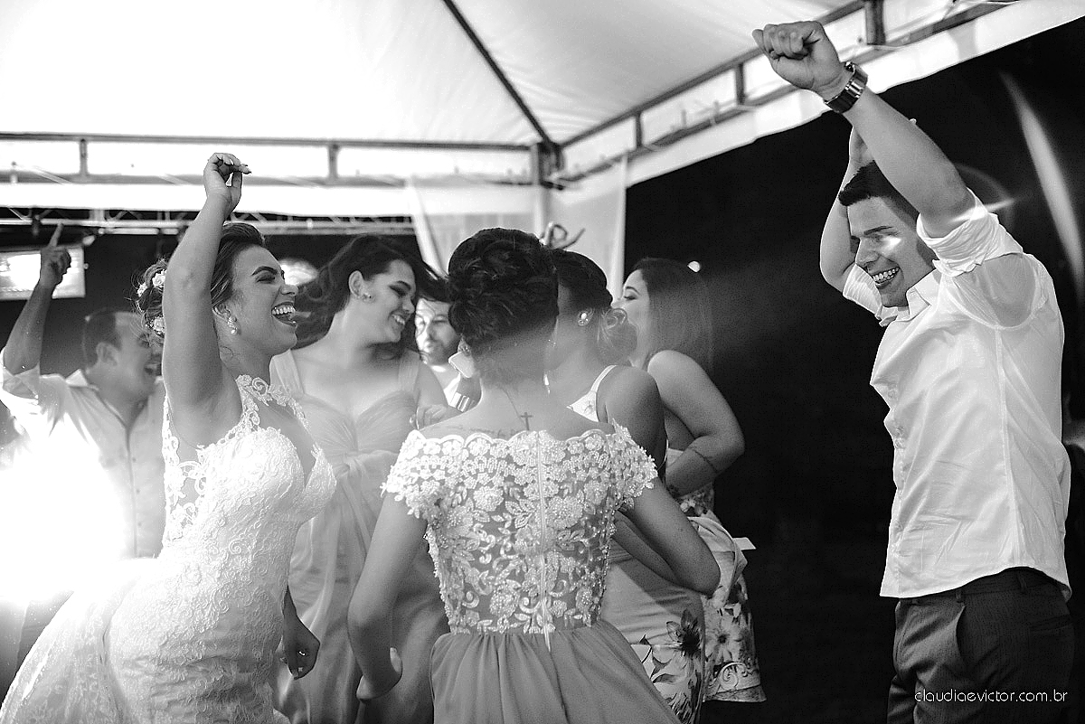 lindo casamento ao ar livre realizado no sitio aldeia do coco em cariacica por fotógrafos de casamento de vila velha fotógrafos de casamento de vitória fotógrafos de casamento de serra espirito santo ES com noivo noiva vestido de noiva e por do sol