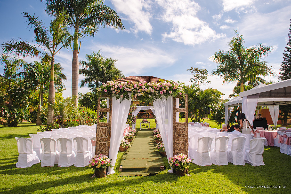 lindo casamento ao ar livre realizado no sitio aldeia do coco em cariacica por fotógrafos de casamento de vila velha fotógrafos de casamento de vitória fotógrafos de casamento de serra espirito santo ES com noivo noiva vestido de noiva e por do sol