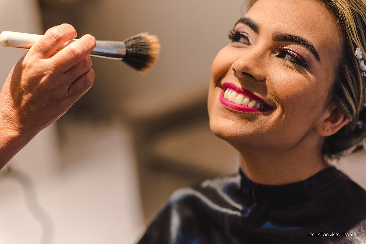 lindo casamento ao ar livre realizado no sitio aldeia do coco em cariacica por fotógrafos de casamento de vila velha fotógrafos de casamento de vitória fotógrafos de casamento de serra espirito santo ES com noivo noiva vestido de noiva e por do sol