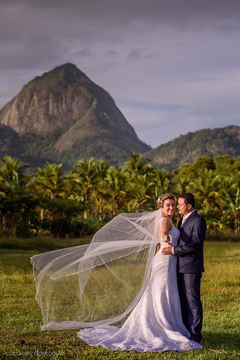 lindo casamento ao ar livre realizado no sitio aldeia do coco em cariacica por fotógrafos de casamento de vila velha fotógrafos de casamento de vitória fotógrafos de casamento de serra espirito santo ES com noivo noiva vestido de noiva e por do sol
