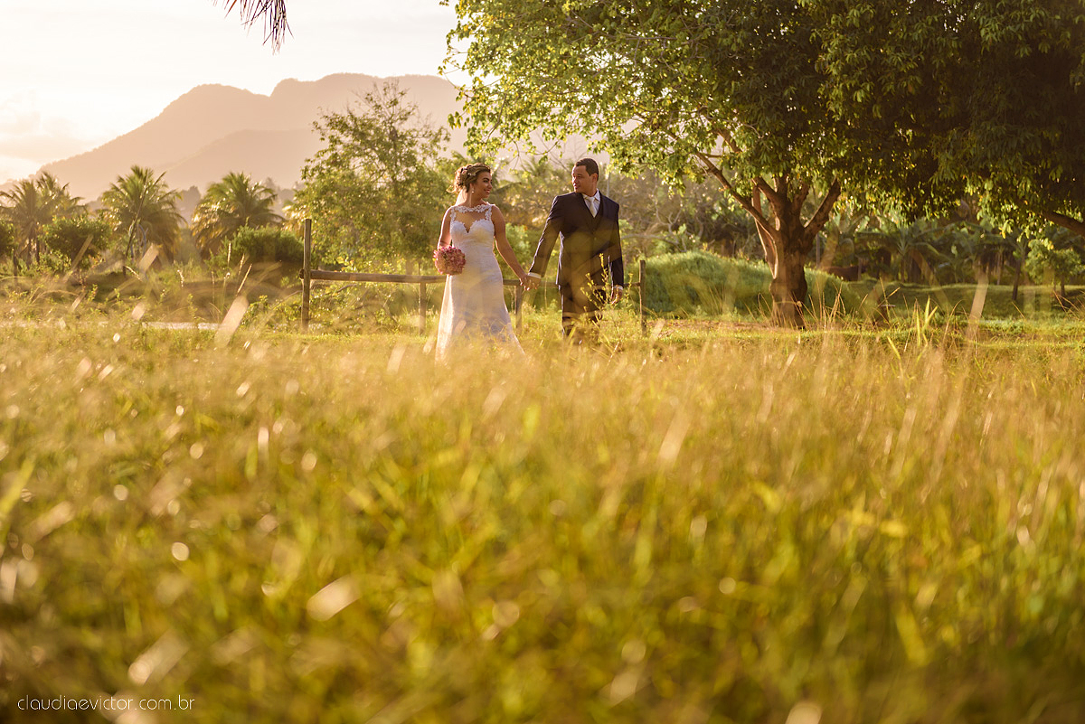lindo casamento ao ar livre realizado no sitio aldeia do coco em cariacica por fotógrafos de casamento de vila velha fotógrafos de casamento de vitória fotógrafos de casamento de serra espirito santo ES com noivo noiva vestido de noiva e por do sol