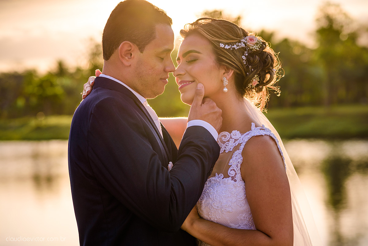 lindo casamento ao ar livre realizado no sitio aldeia do coco em cariacica por fotógrafos de casamento de vila velha fotógrafos de casamento de vitória fotógrafos de casamento de serra espirito santo ES com noivo noiva vestido de noiva e por do sol