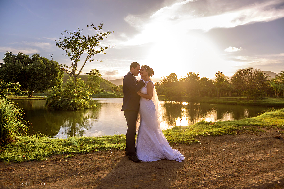 lindo casamento ao ar livre realizado no sitio aldeia do coco em cariacica por fotógrafos de casamento de vila velha fotógrafos de casamento de vitória fotógrafos de casamento de serra espirito santo ES com noivo noiva vestido de noiva e por do sol