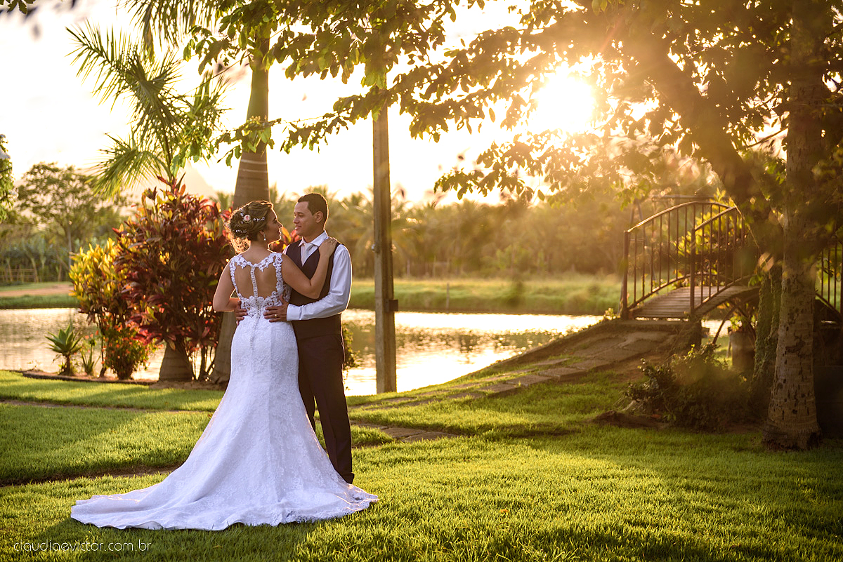 lindo casamento ao ar livre realizado no sitio aldeia do coco em cariacica por fotógrafos de casamento de vila velha fotógrafos de casamento de vitória fotógrafos de casamento de serra espirito santo ES com noivo noiva vestido de noiva e por do sol
