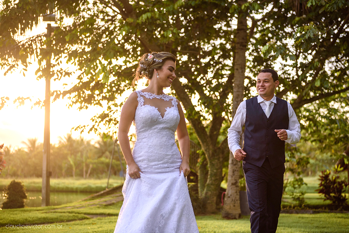 lindo casamento ao ar livre realizado no sitio aldeia do coco em cariacica por fotógrafos de casamento de vila velha fotógrafos de casamento de vitória fotógrafos de casamento de serra espirito santo ES com noivo noiva vestido de noiva e por do sol