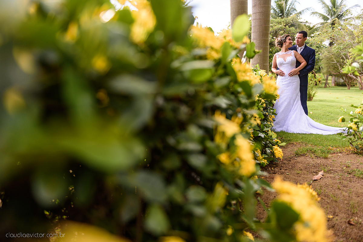 lindo casamento ao ar livre realizado no sitio aldeia do coco em cariacica por fotógrafos de casamento de vila velha fotógrafos de casamento de vitória fotógrafos de casamento de serra espirito santo ES com noivo noiva vestido de noiva e por do sol