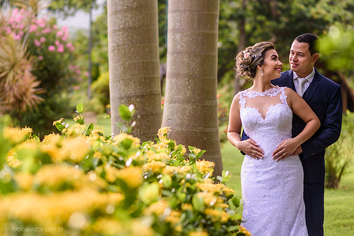 lindo casamento ao ar livre realizado no sitio aldeia do coco em cariacica por fotógrafos de casamento de vila velha fotógrafos de casamento de vitória fotógrafos de casamento de serra espirito santo ES com noivo noiva vestido de noiva e por do sol