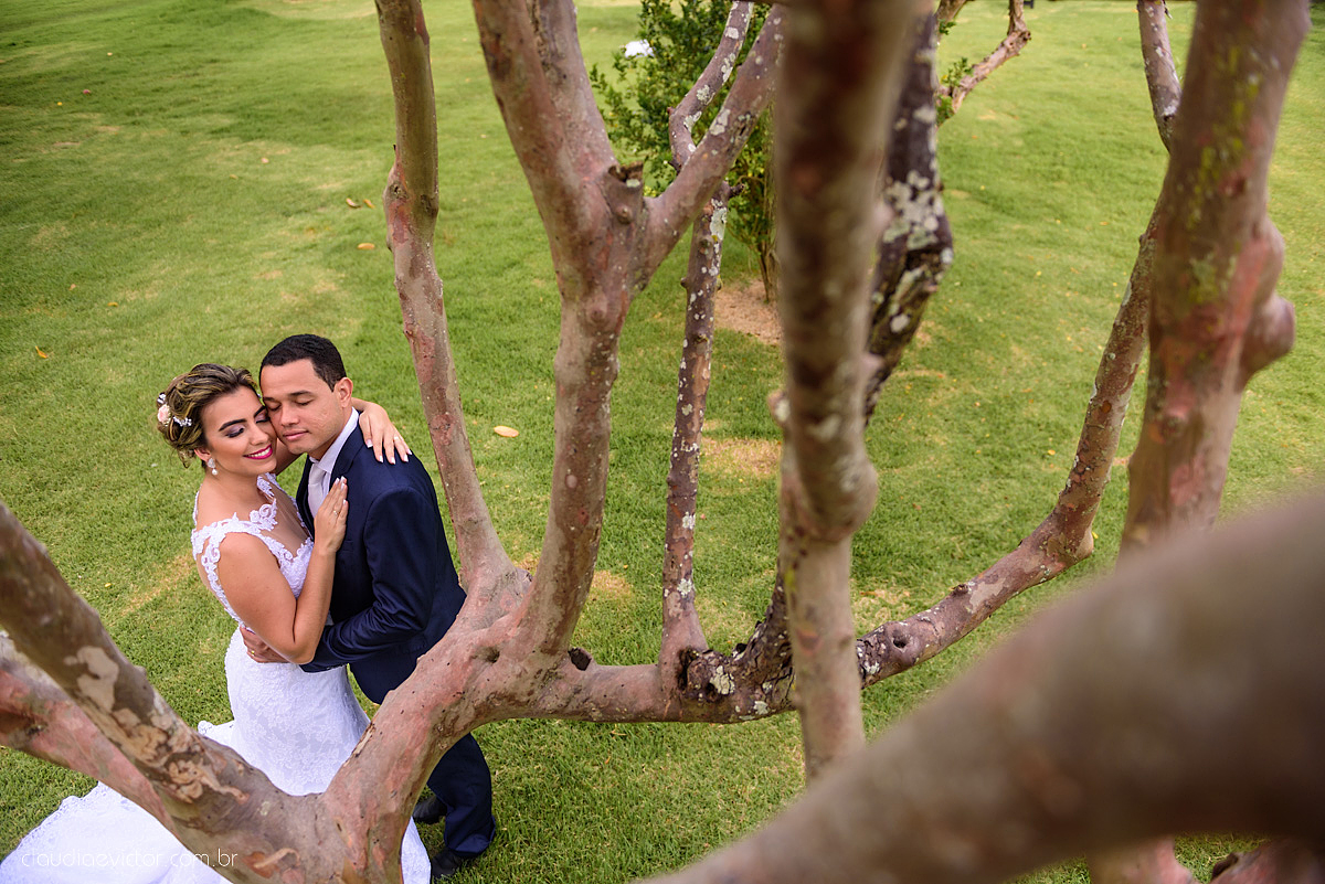 lindo casamento ao ar livre realizado no sitio aldeia do coco em cariacica por fotógrafos de casamento de vila velha fotógrafos de casamento de vitória fotógrafos de casamento de serra espirito santo ES com noivo noiva vestido de noiva e por do sol