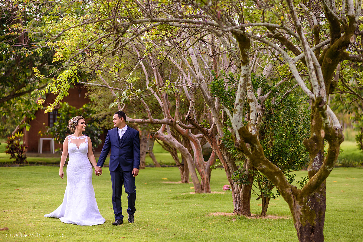 lindo casamento ao ar livre realizado no sitio aldeia do coco em cariacica por fotógrafos de casamento de vila velha fotógrafos de casamento de vitória fotógrafos de casamento de serra espirito santo ES com noivo noiva vestido de noiva e por do sol