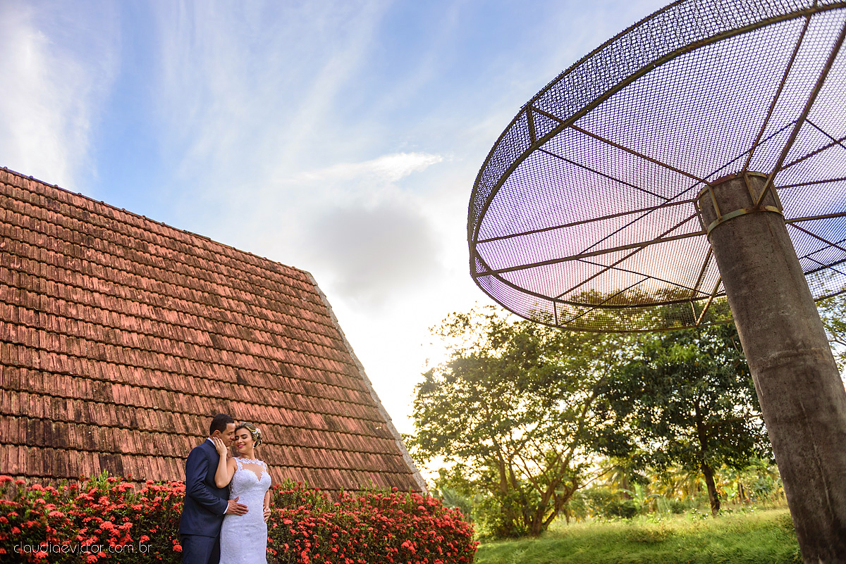 lindo casamento ao ar livre realizado no sitio aldeia do coco em cariacica por fotógrafos de casamento de vila velha fotógrafos de casamento de vitória fotógrafos de casamento de serra espirito santo ES com noivo noiva vestido de noiva e por do sol