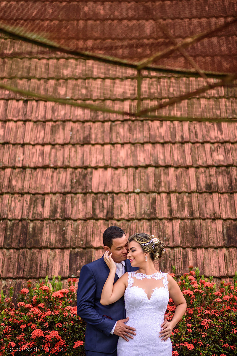 lindo casamento ao ar livre realizado no sitio aldeia do coco em cariacica por fotógrafos de casamento de vila velha fotógrafos de casamento de vitória fotógrafos de casamento de serra espirito santo ES com noivo noiva vestido de noiva e por do sol