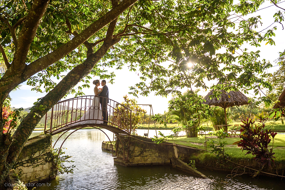 lindo casamento ao ar livre realizado no sitio aldeia do coco em cariacica por fotógrafos de casamento de vila velha fotógrafos de casamento de vitória fotógrafos de casamento de serra espirito santo ES com noivo noiva vestido de noiva e por do sol