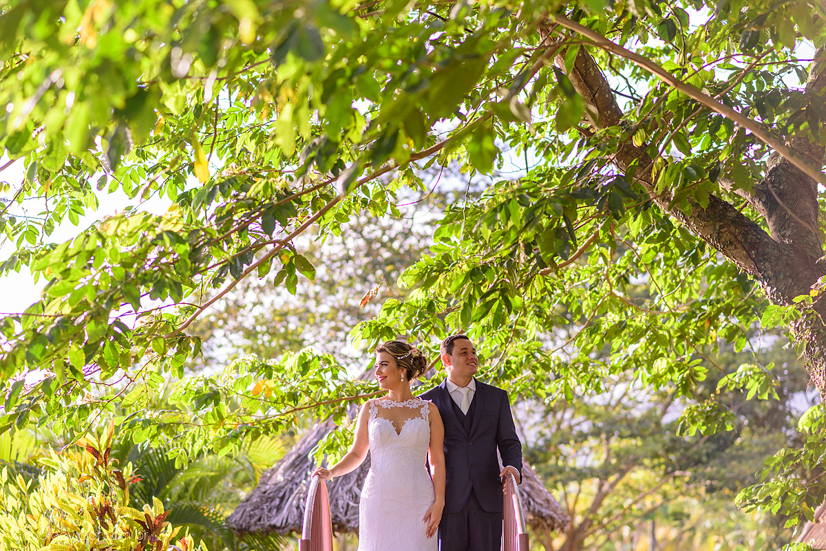 lindo casamento ao ar livre realizado no sitio aldeia do coco em cariacica por fotógrafos de casamento de vila velha fotógrafos de casamento de vitória fotógrafos de casamento de serra espirito santo ES com noivo noiva vestido de noiva e por do sol