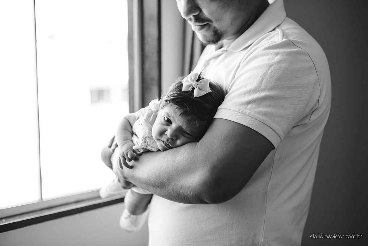 Lindo ensaio com bebê newborn no estilo lifestyle com neném fofa e linda feito por fotógrafos de casamento de vila velha fotógrafos de casamento de vitória fotógrafos de casamento de serra espirito santo ES